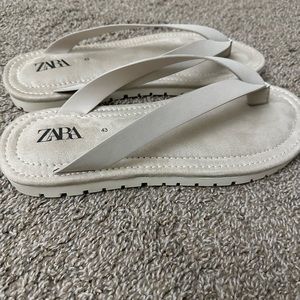 Zara Mens’s size 10 (43 EU) never worn tan and white faux suede flip flops!!!